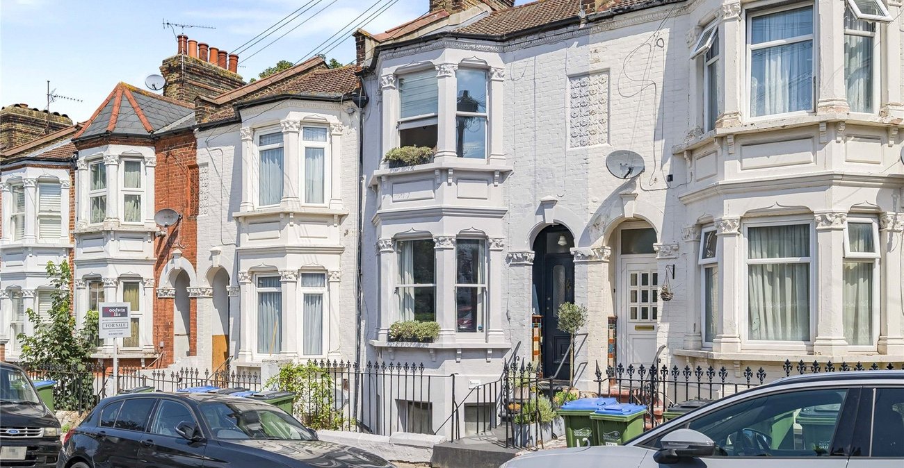 2 bedroom property for sale in Plumstead Common | Robinson Jackson