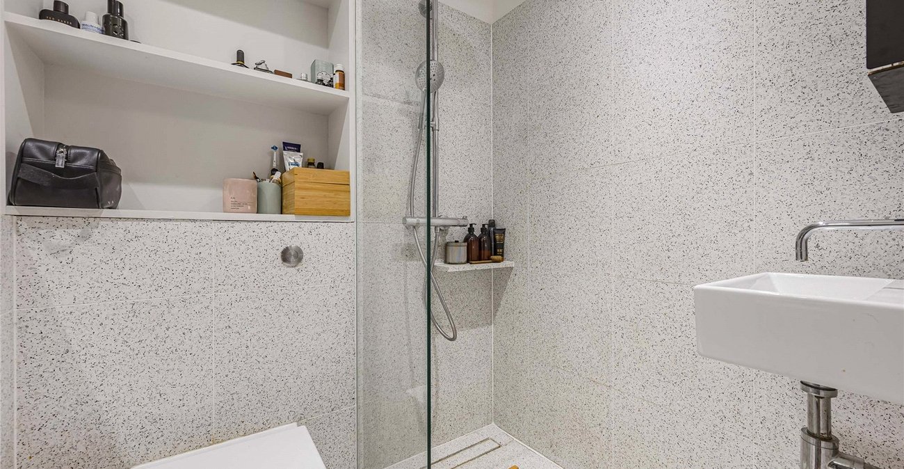 2 bedroom property for sale in Plumstead Common | Robinson Jackson