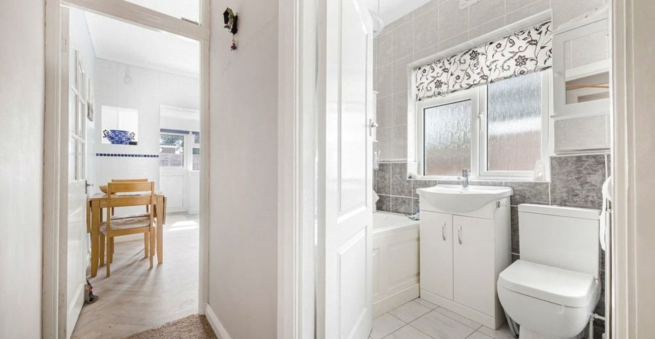 2 bedroom bungalow for sale in Orpington | Robinson Jackson