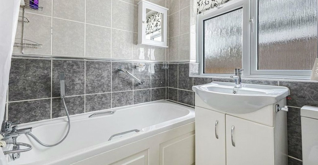 2 bedroom bungalow for sale in Orpington | Robinson Jackson