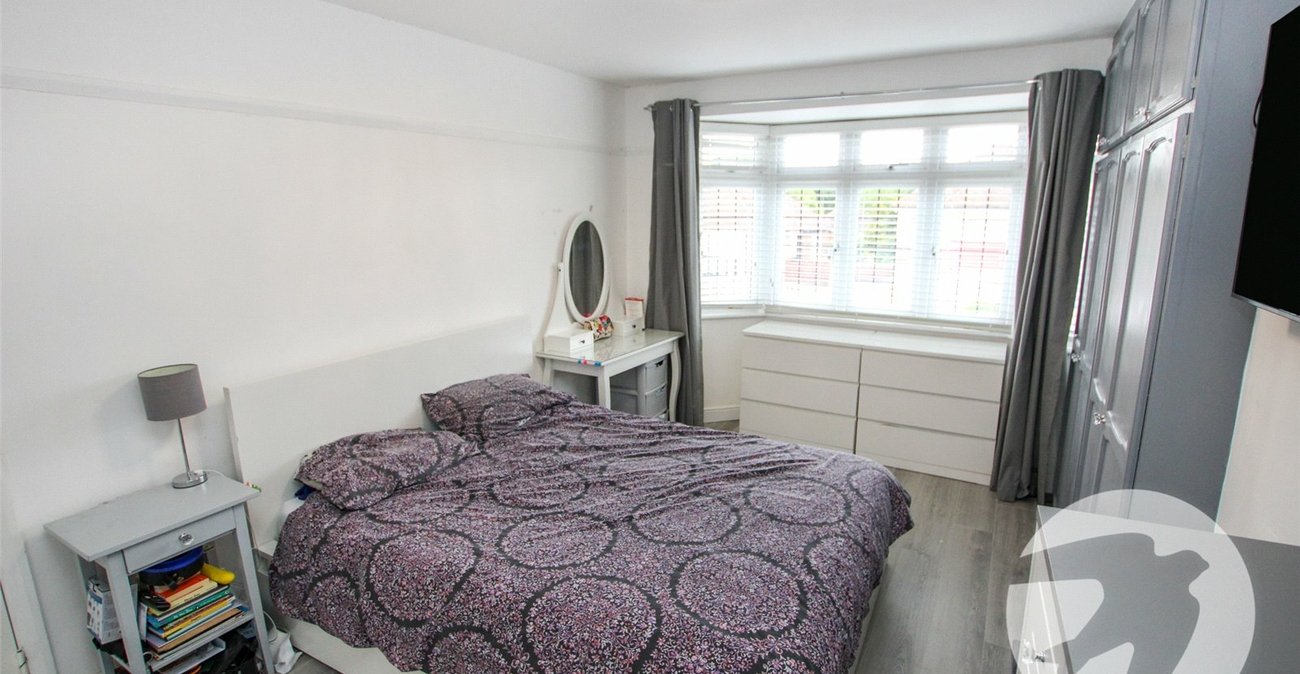 3 bedroom house for sale in London | Robinson Jackson