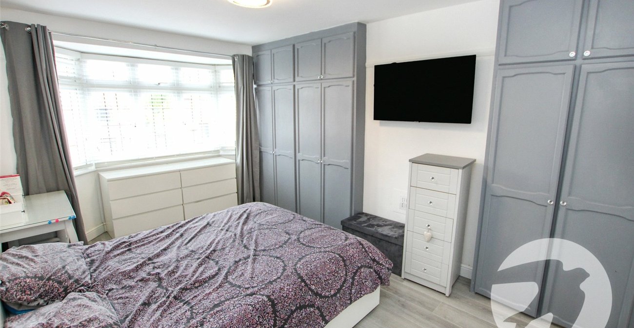 3 bedroom house for sale in London | Robinson Jackson