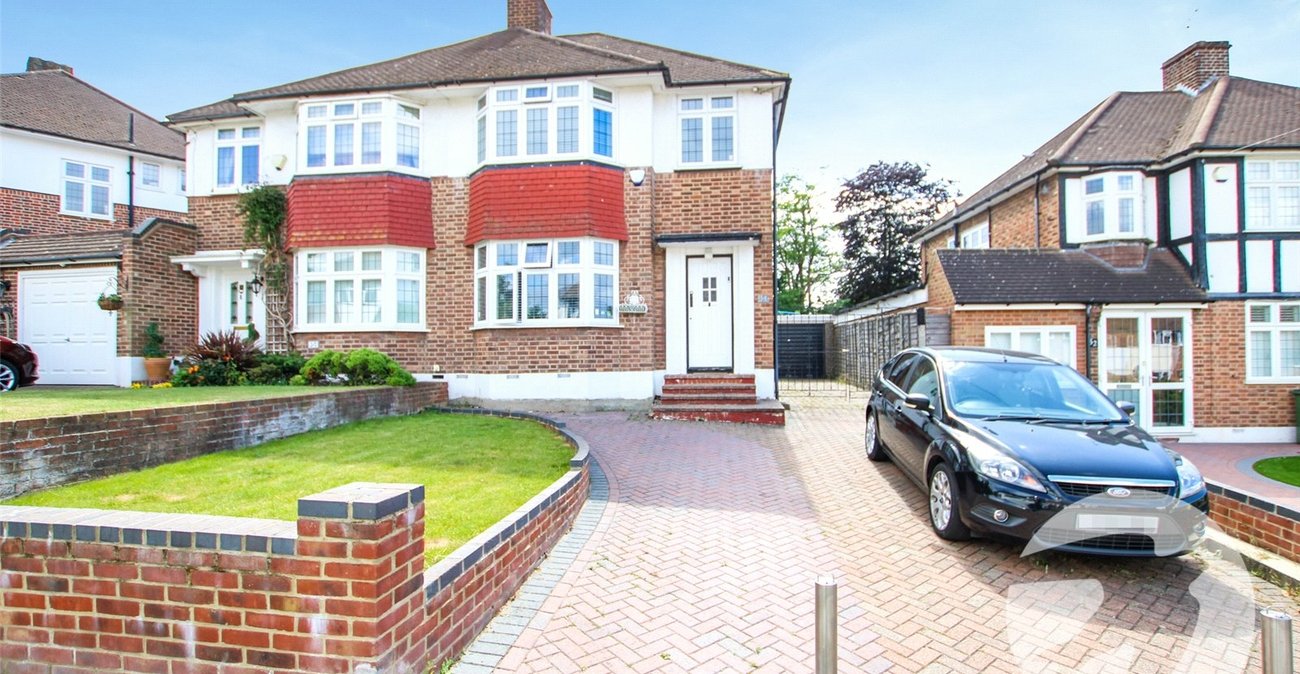 3 bedroom house for sale in London | Robinson Jackson