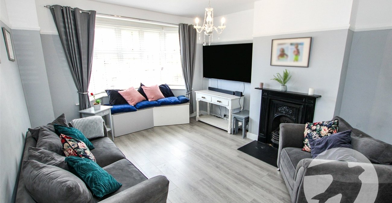 3 bedroom house for sale in London | Robinson Jackson