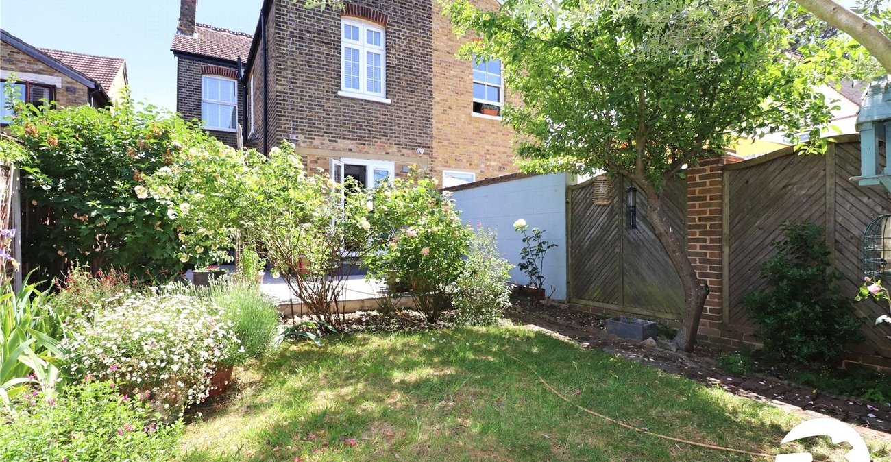 3 bedroom house for sale in London | Robinson Jackson