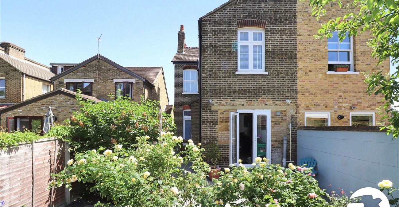 3 bedroom house for sale in London | Robinson Jackson