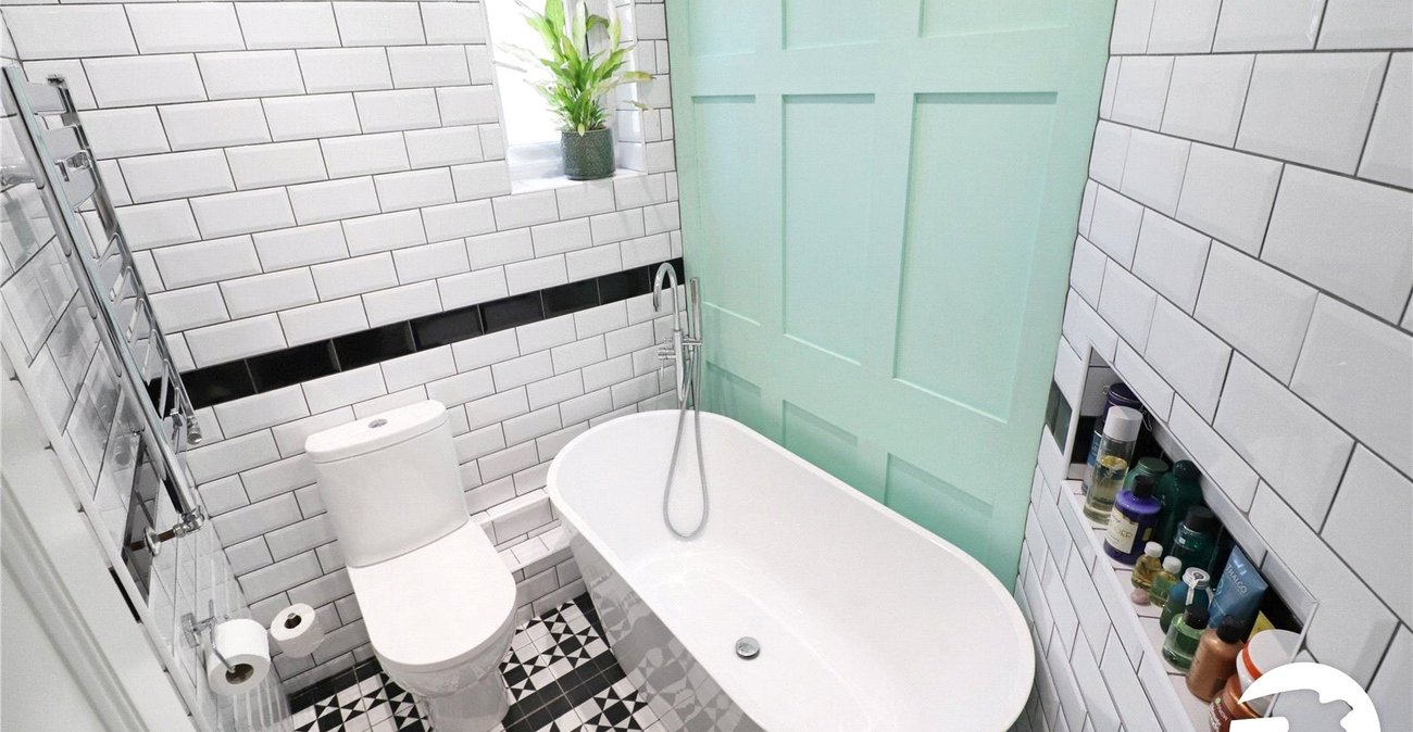 3 bedroom house for sale in London | Robinson Jackson