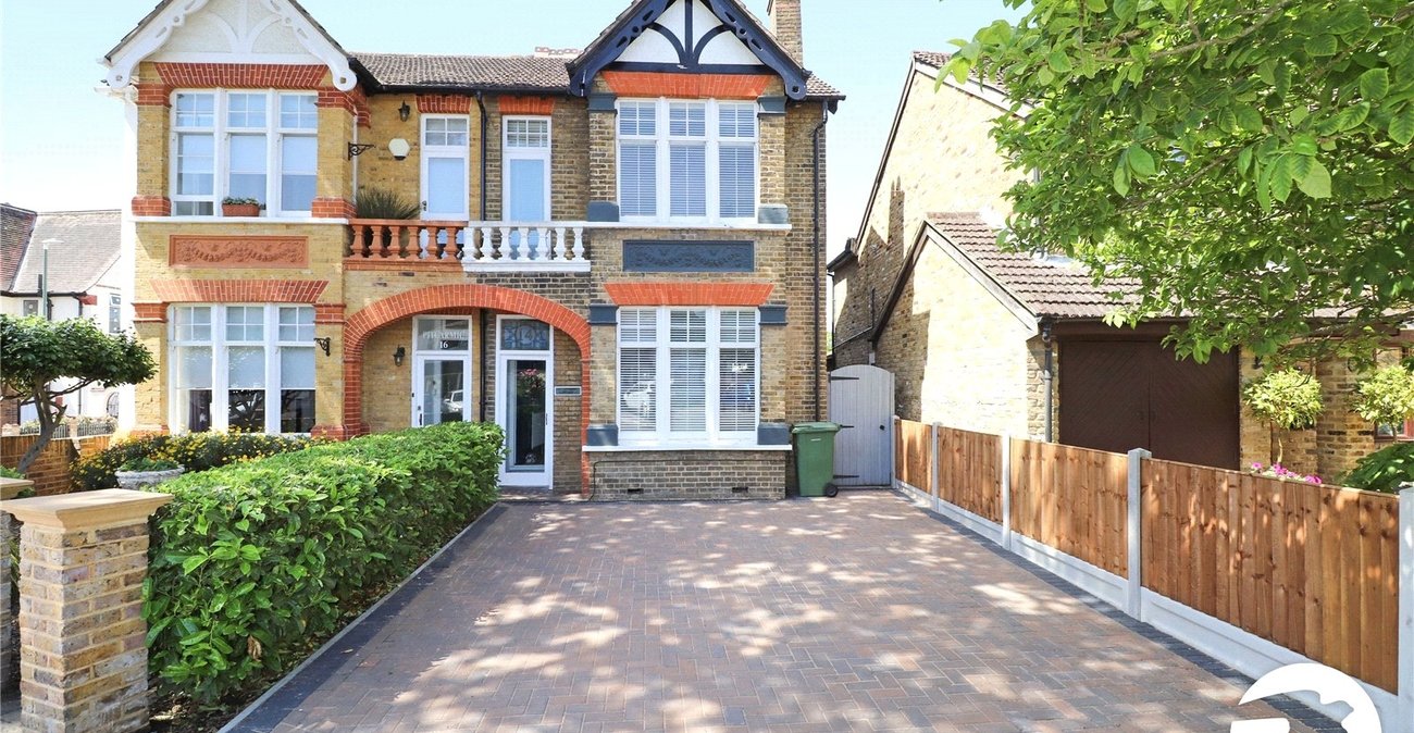 3 bedroom house for sale in London | Robinson Jackson