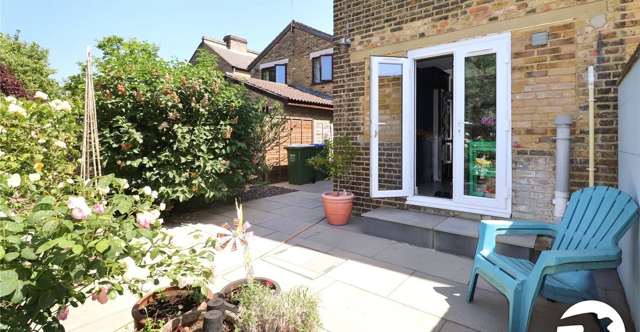 3 bedroom house for sale in London | Robinson Jackson