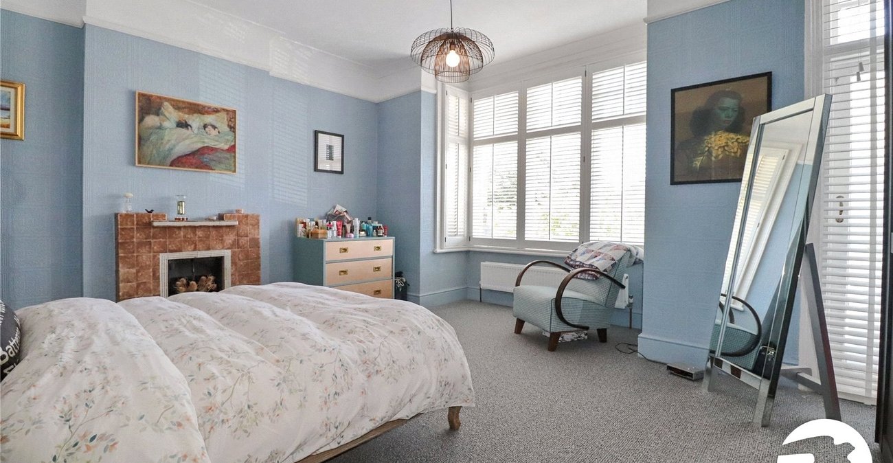 3 bedroom house for sale in London | Robinson Jackson