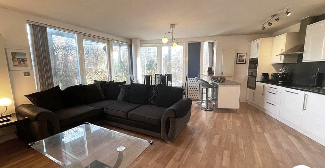 2 bedroom property for sale in London | Robinson Jackson