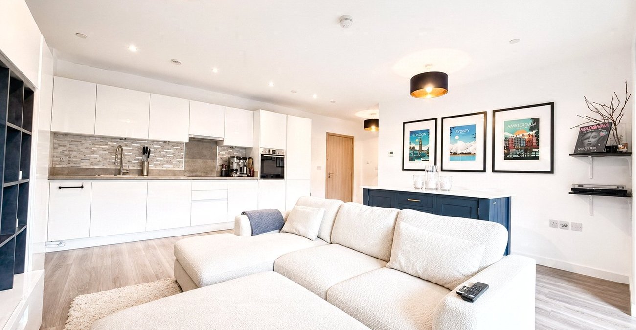 2 bedroom property for sale in London | Robinson Jackson