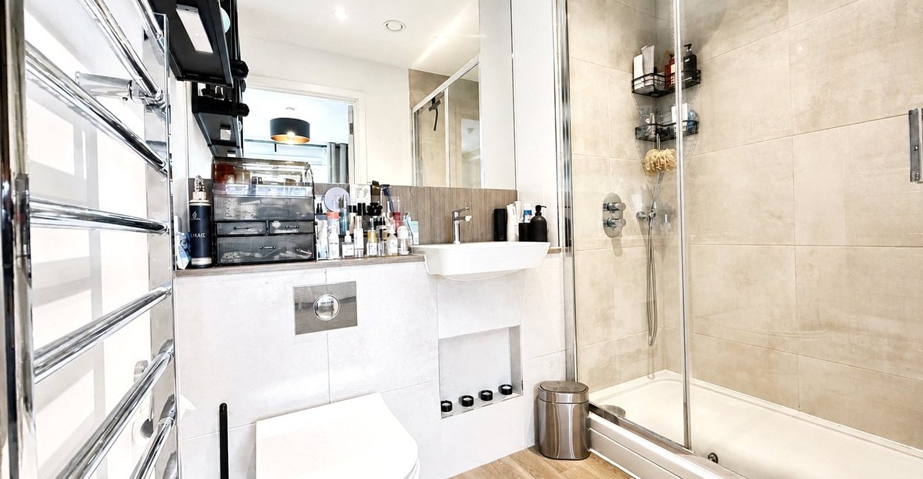 2 bedroom property for sale in London | Robinson Jackson