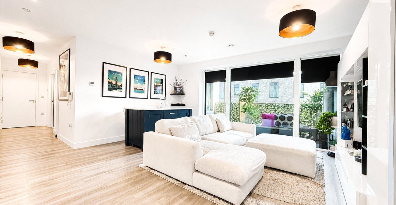 2 bedroom property for sale in London | Robinson Jackson