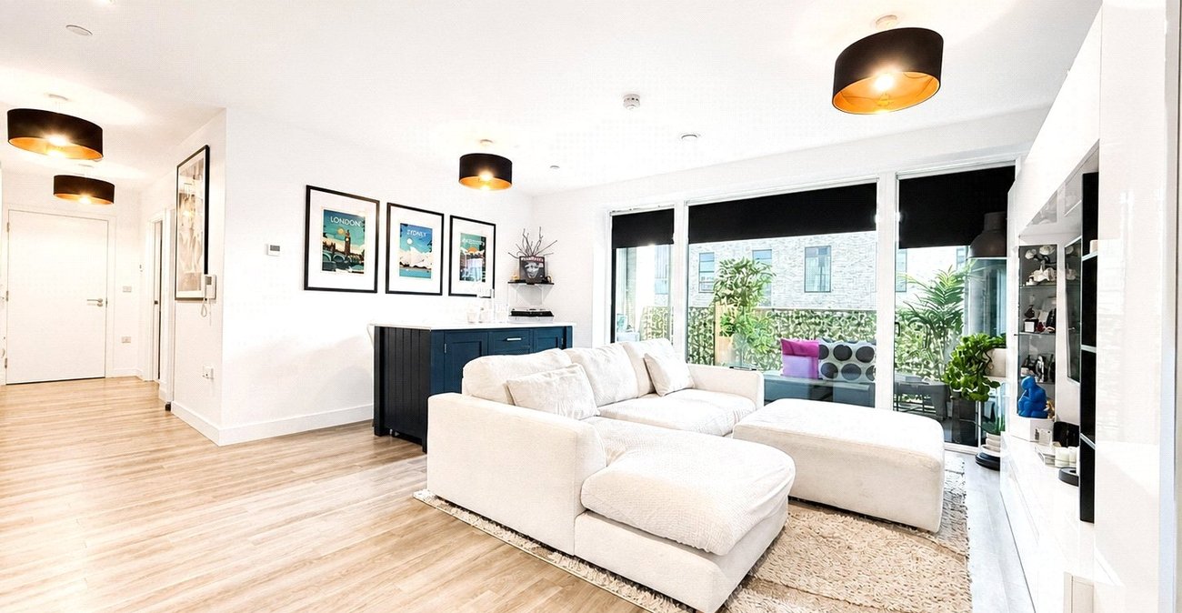 2 bedroom property for sale in London | Robinson Jackson