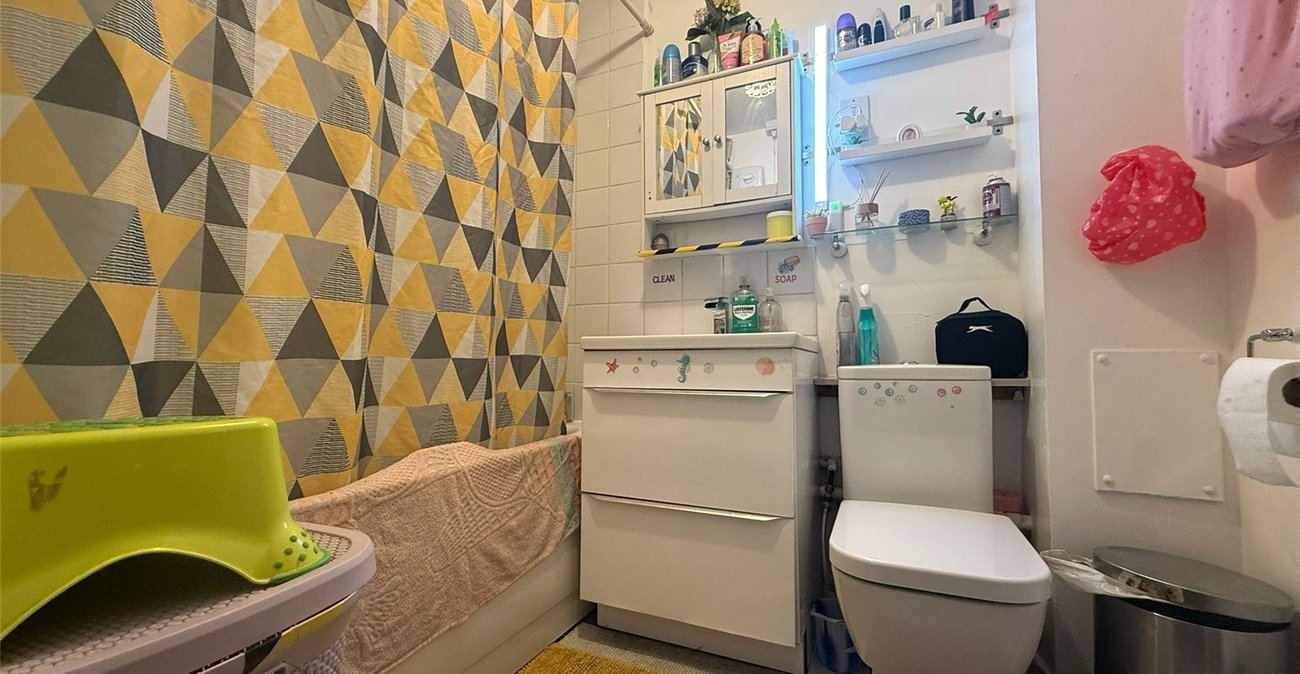 2 bedroom property for sale in Gravesend | Robinson Michael & Jackson