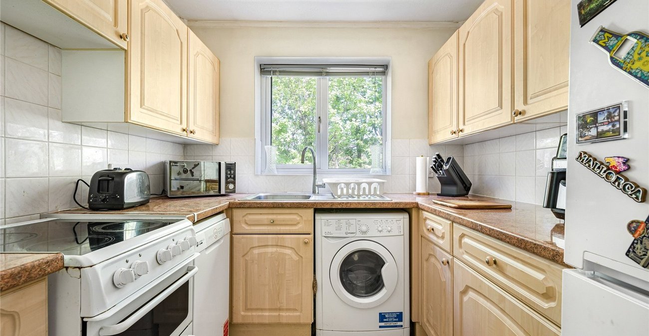 2 bedroom property for sale in Greenhithe | Robinson Jackson