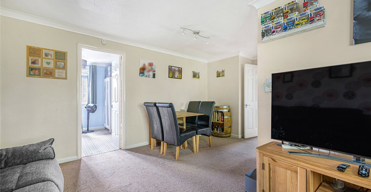 2 bedroom property for sale in Greenhithe | Robinson Jackson