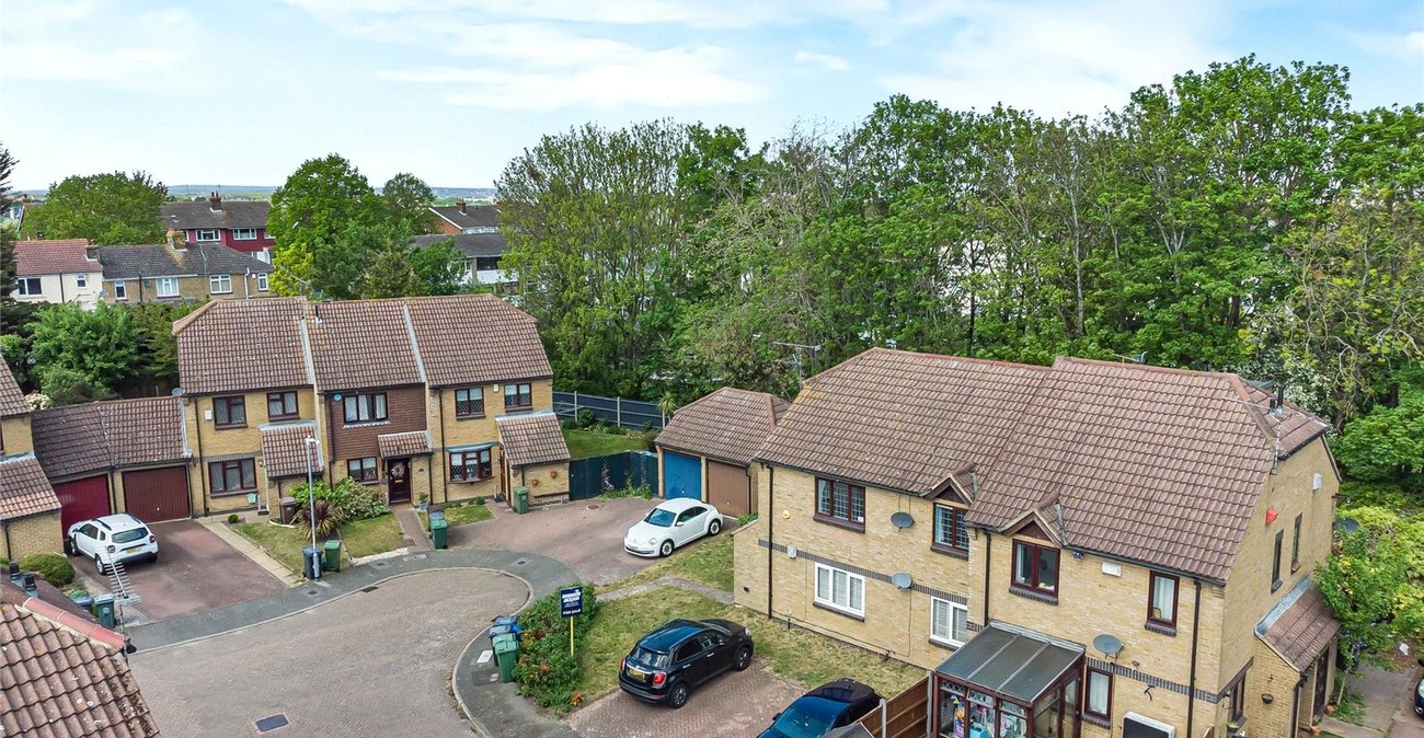2 bedroom property for sale in Greenhithe | Robinson Jackson