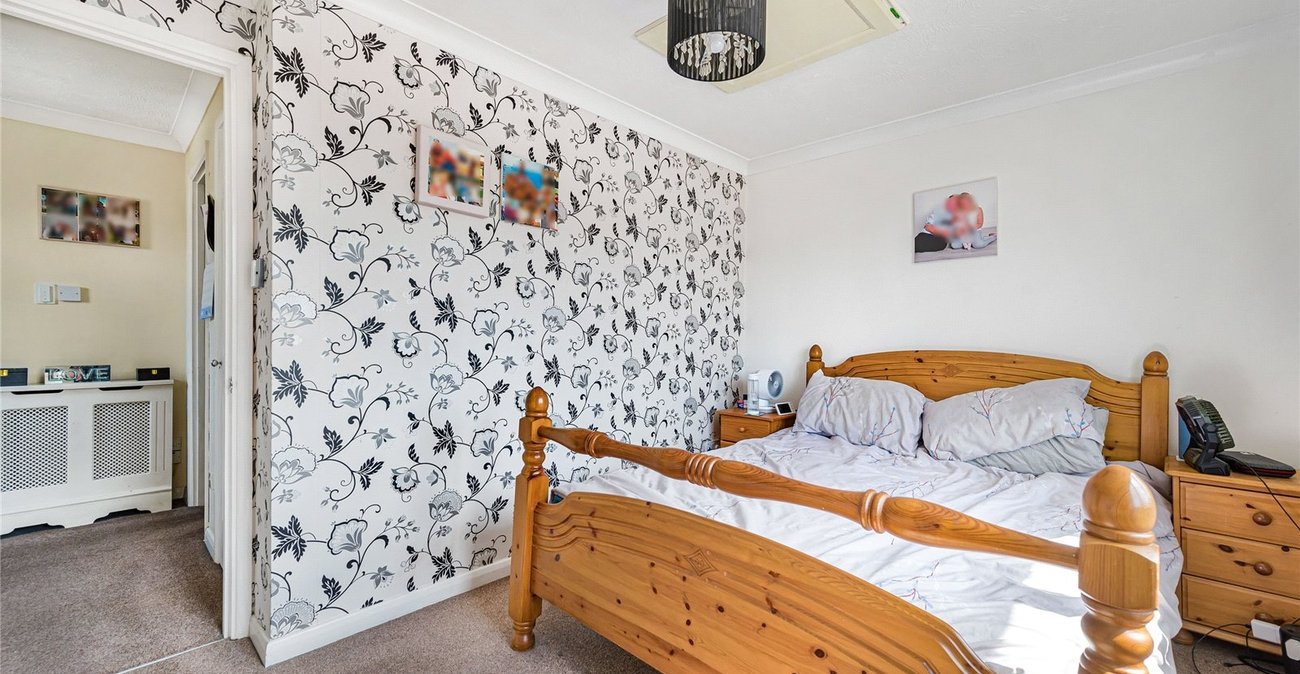 2 bedroom property for sale in Greenhithe | Robinson Jackson