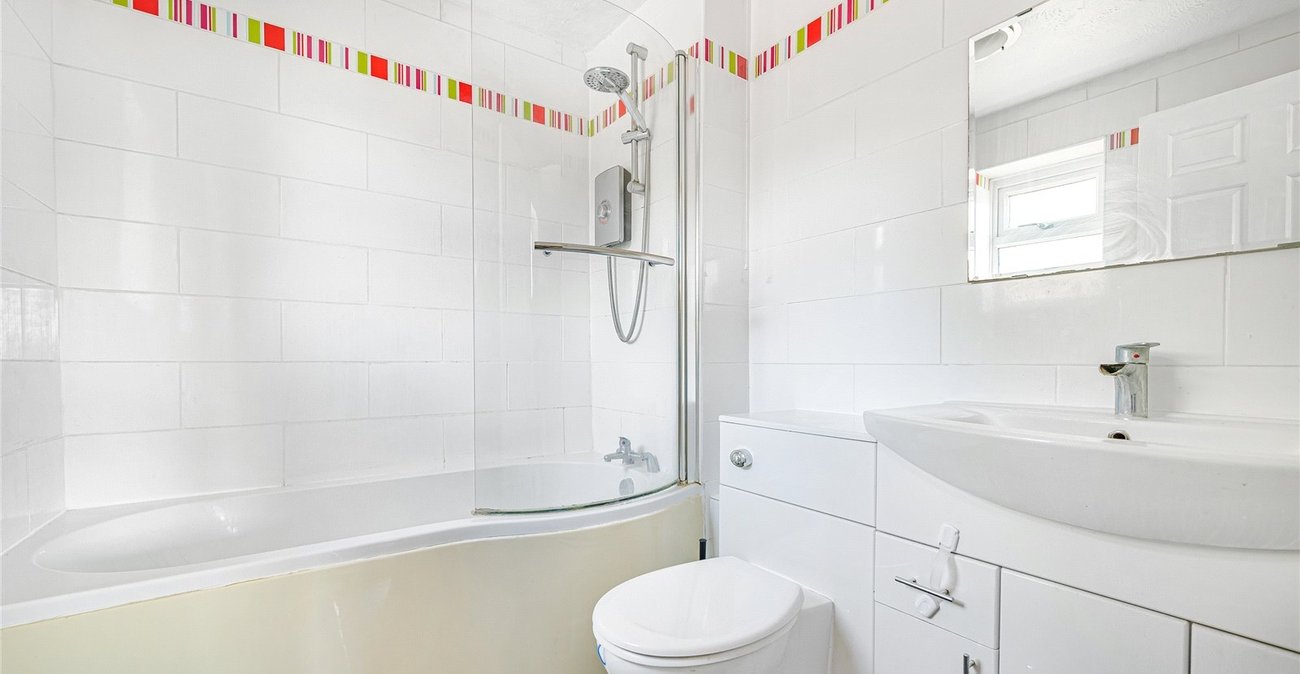 2 bedroom property for sale in Greenhithe | Robinson Jackson