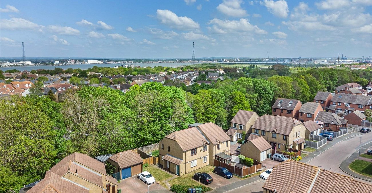 2 bedroom property for sale in Greenhithe | Robinson Jackson