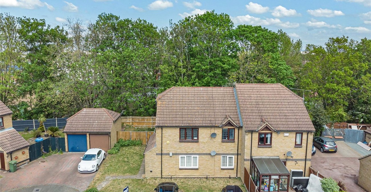2 bedroom property for sale in Greenhithe | Robinson Jackson