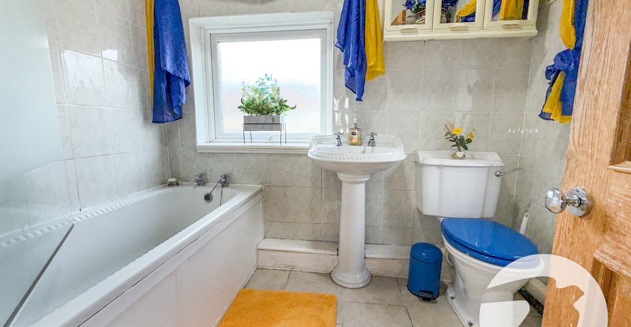 3 bedroom house for sale in London | Robinson Jackson