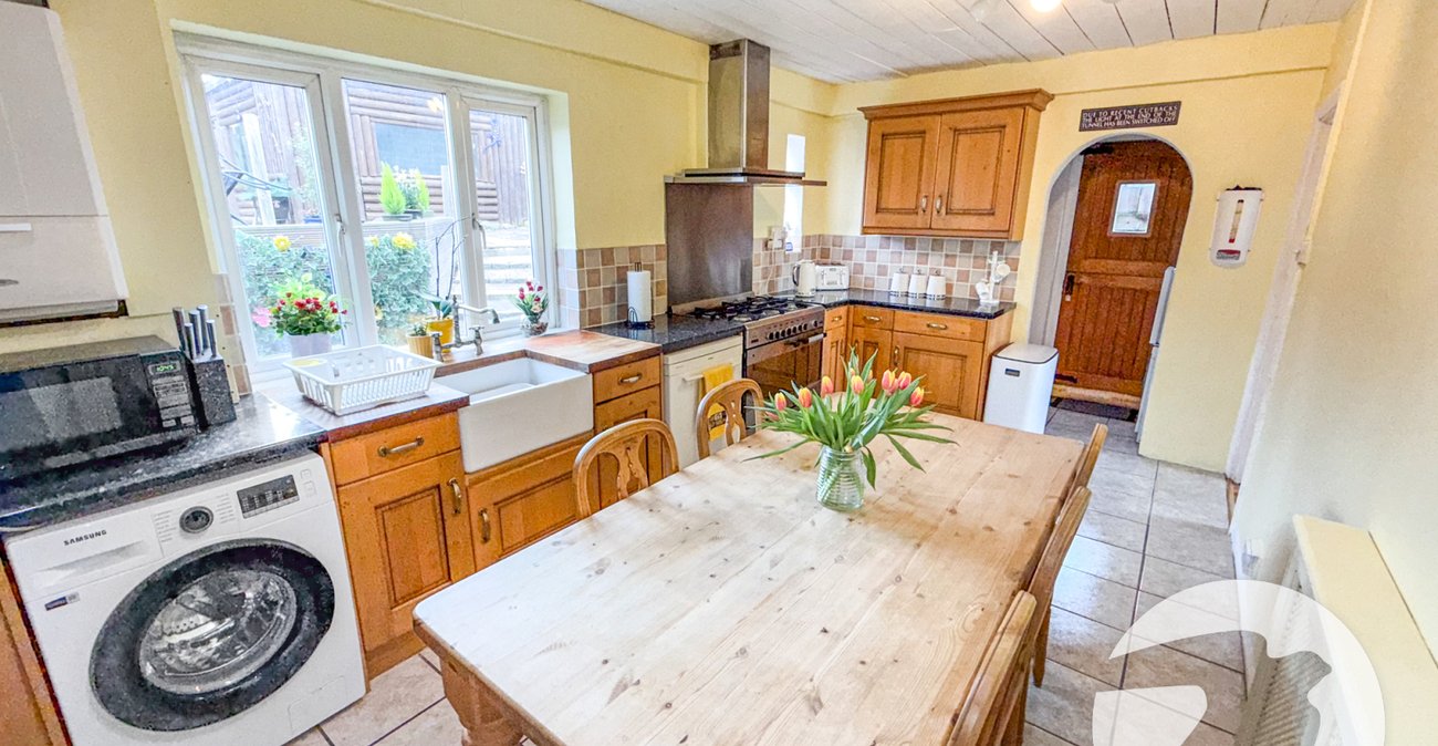 3 bedroom house for sale in London | Robinson Jackson