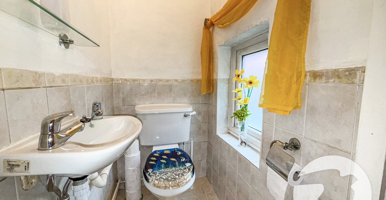 3 bedroom house for sale in London | Robinson Jackson