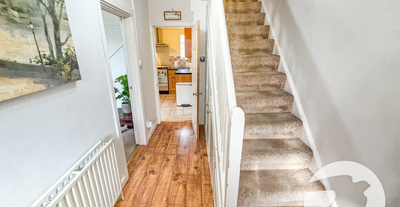 3 bedroom house for sale in London | Robinson Jackson