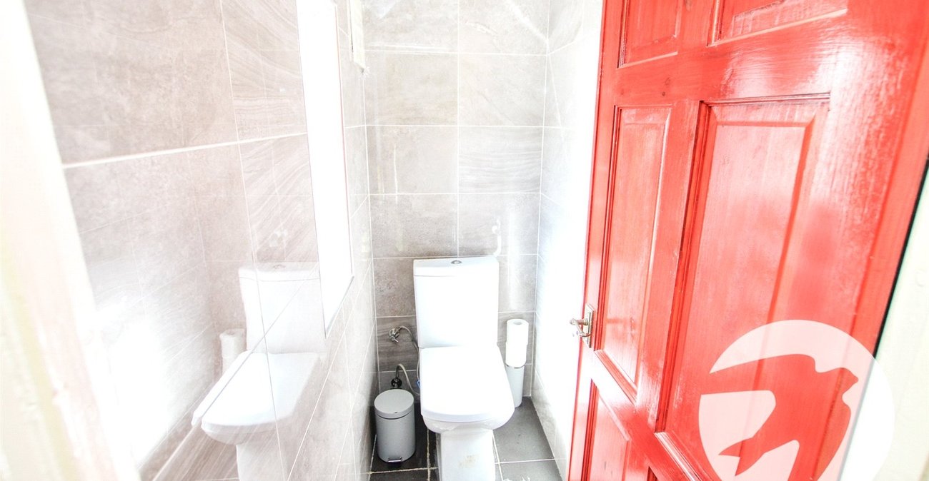 3 bedroom house for sale in London | Robinson Jackson