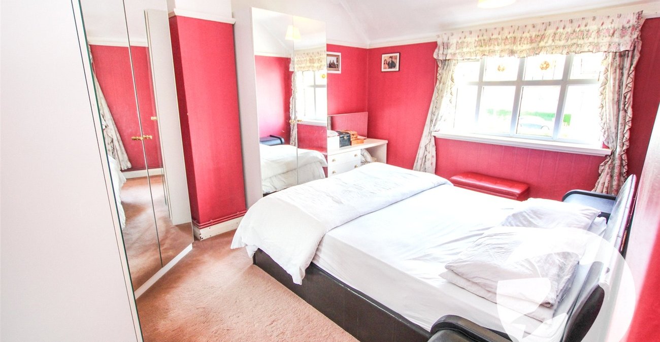 3 bedroom house for sale in London | Robinson Jackson