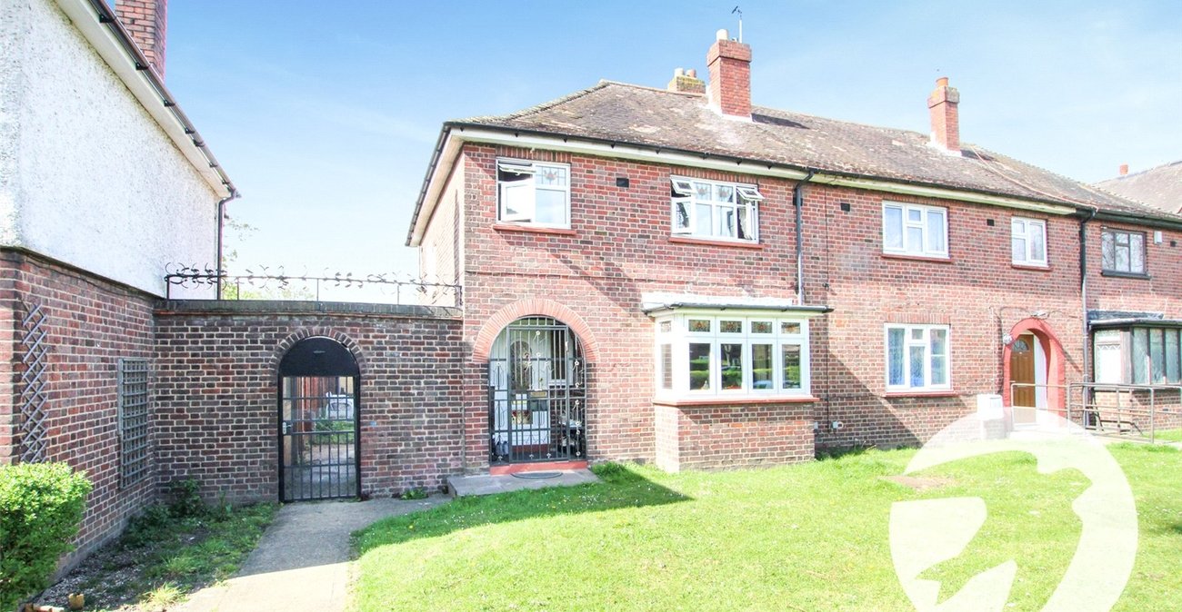 3 bedroom house for sale in London | Robinson Jackson