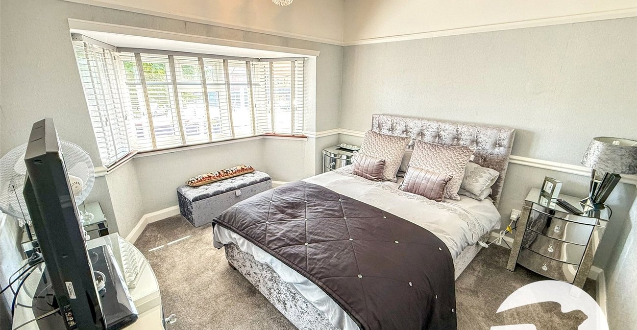 3 bedroom house for sale in London | Robinson Jackson