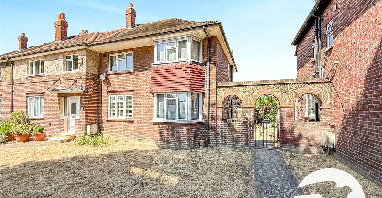 3 bedroom house for sale in London | Robinson Jackson