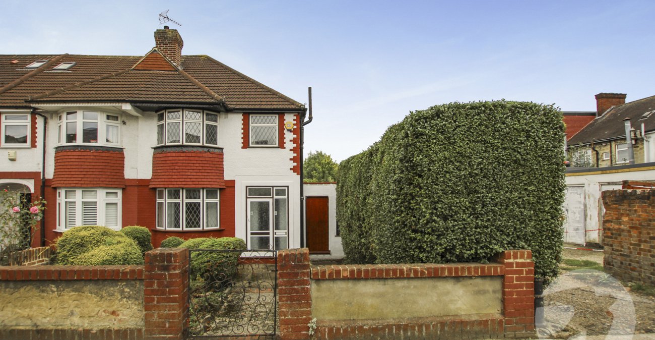 3 bedroom house for sale in London | Robinson Jackson