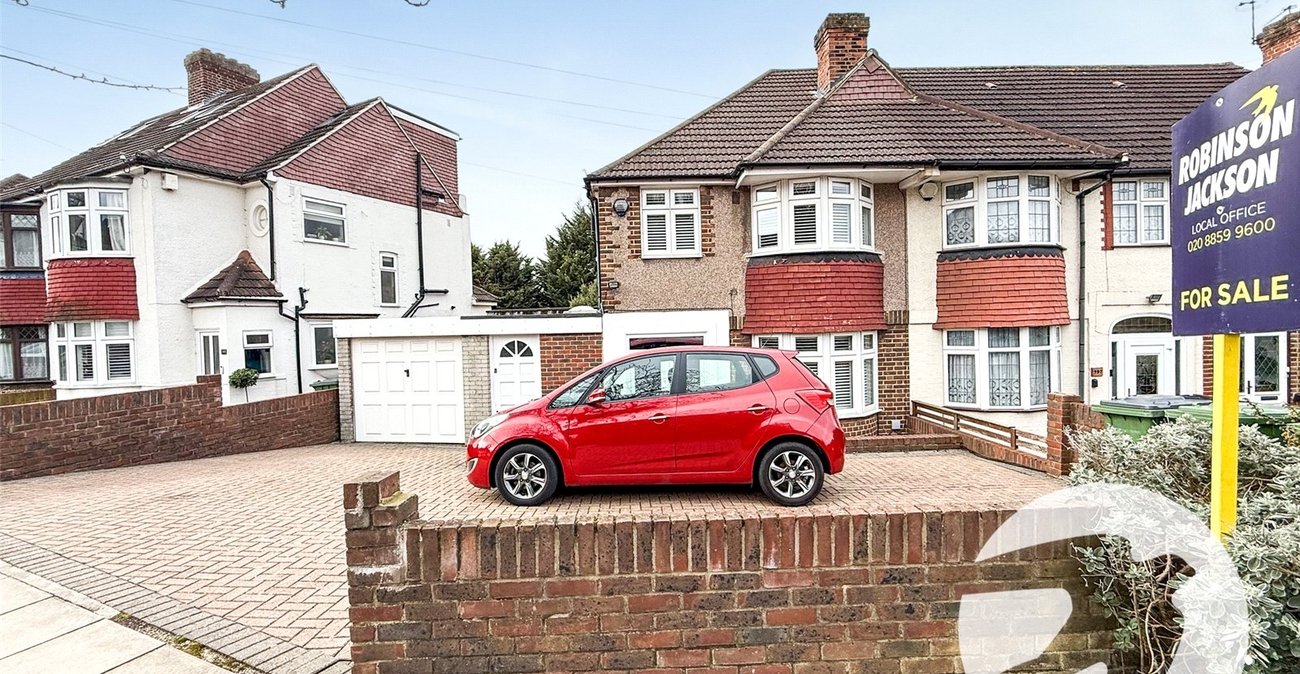 3 bedroom house for sale in London | Robinson Jackson