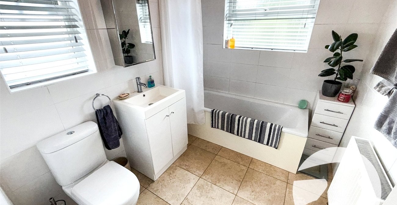 3 bedroom house for sale in London | Robinson Jackson