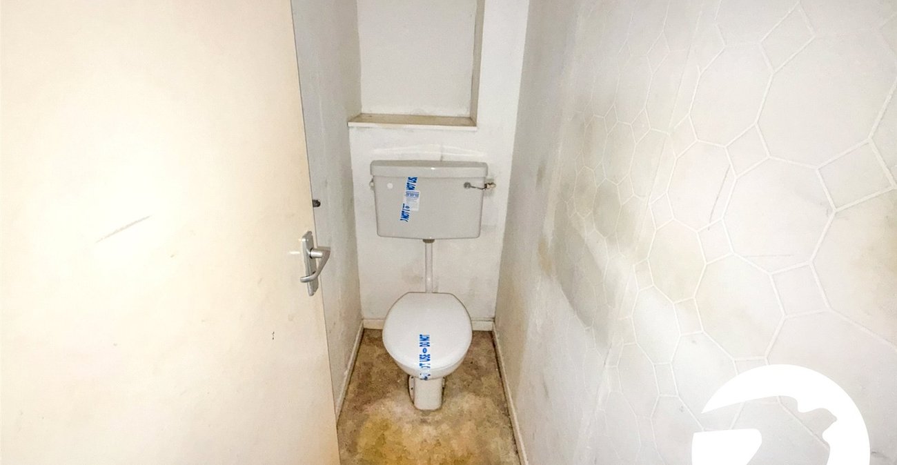 2 bedroom house for sale in London | Robinson Jackson