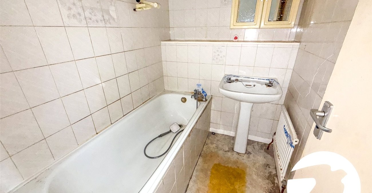 2 bedroom house for sale in London | Robinson Jackson