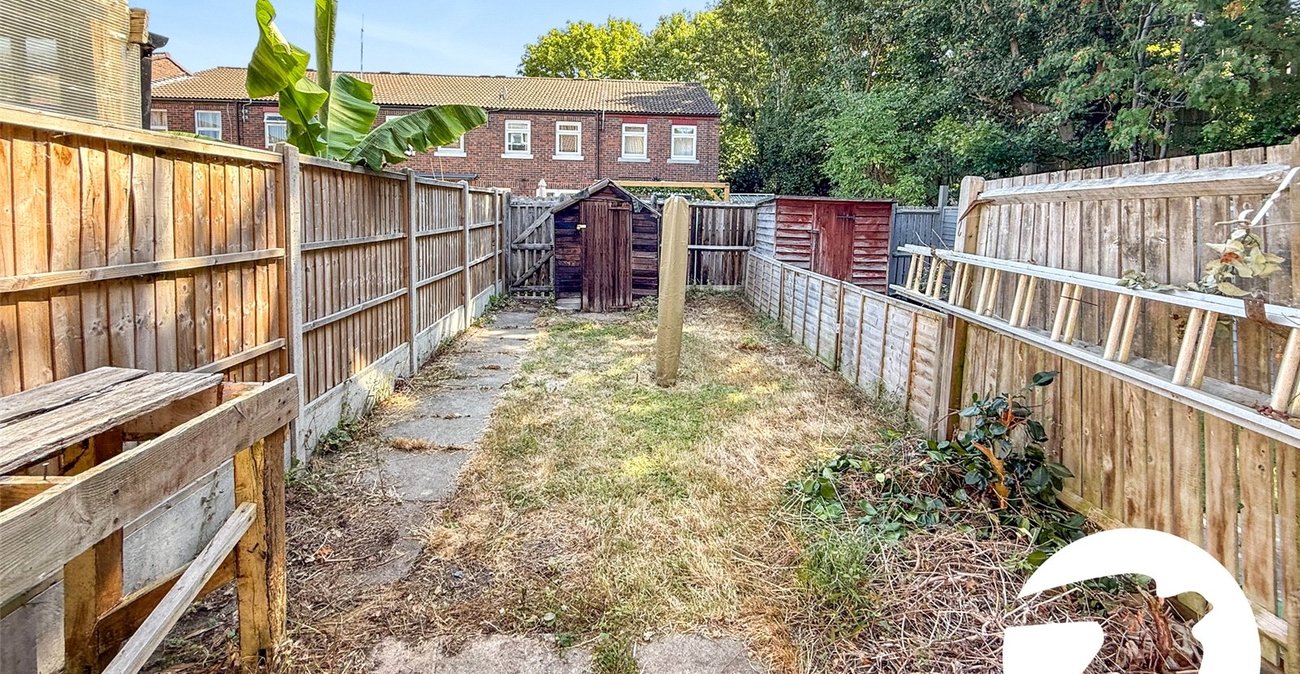 2 bedroom house for sale in London | Robinson Jackson