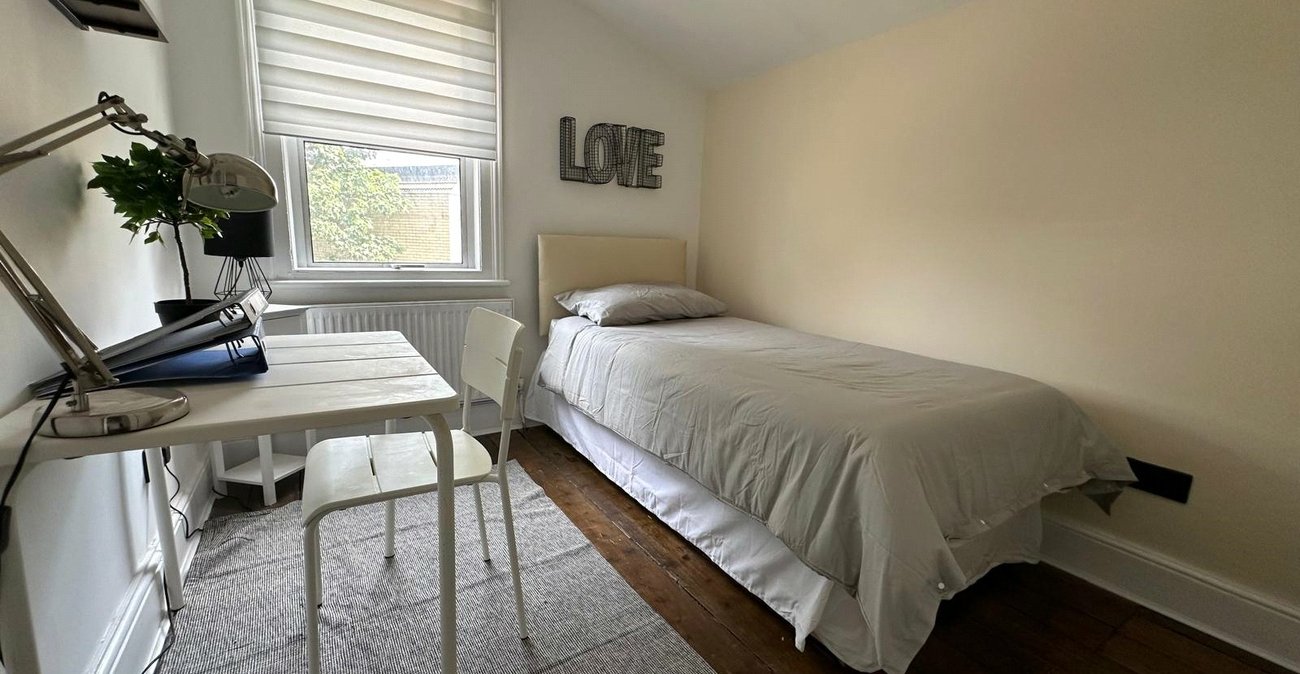 3 bedroom house for sale in London | Robinson Jackson