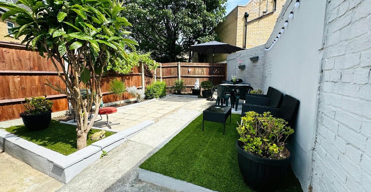 3 bedroom house for sale in London | Robinson Jackson