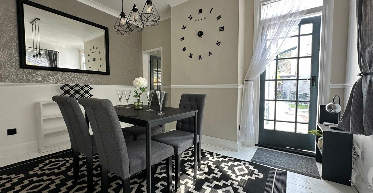 3 bedroom house for sale in London | Robinson Jackson