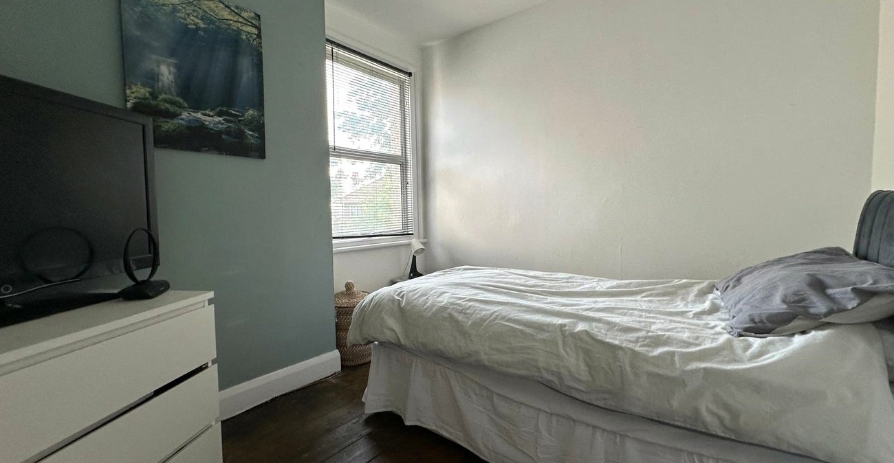 3 bedroom house for sale in London | Robinson Jackson