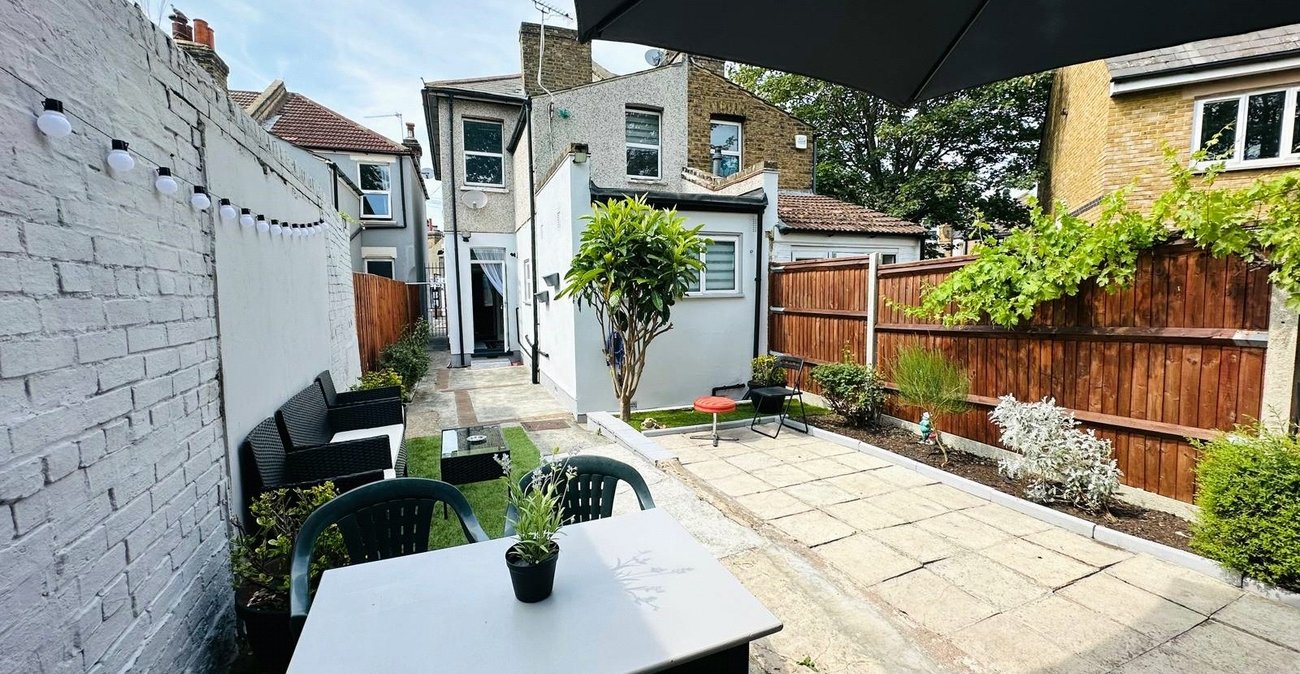 3 bedroom house for sale in London | Robinson Jackson