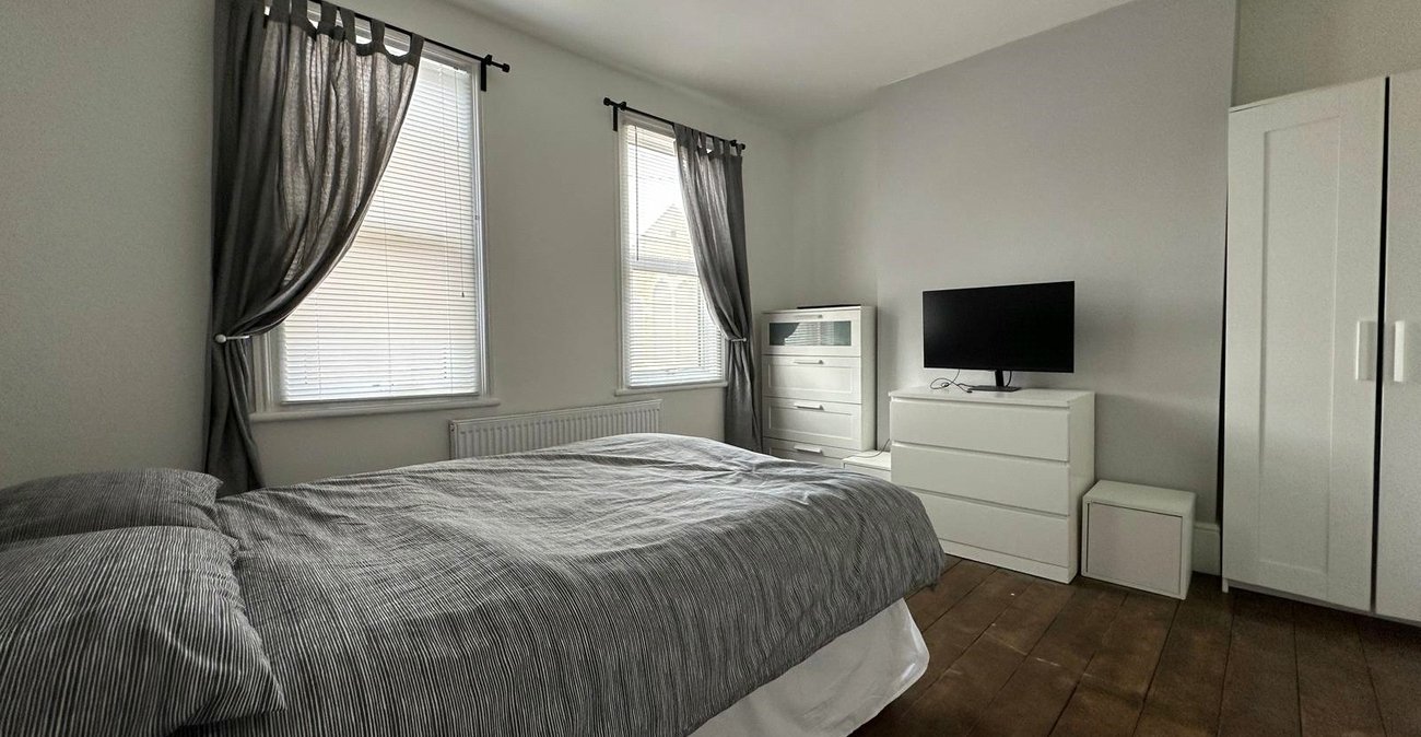 3 bedroom house for sale in London | Robinson Jackson