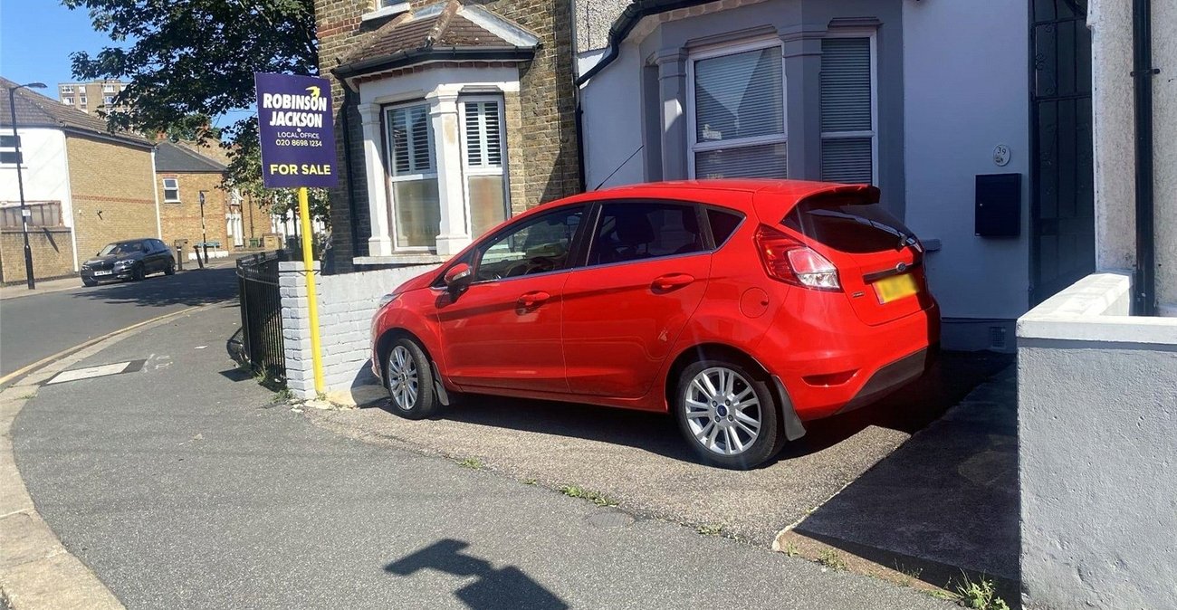 3 bedroom house for sale in London | Robinson Jackson