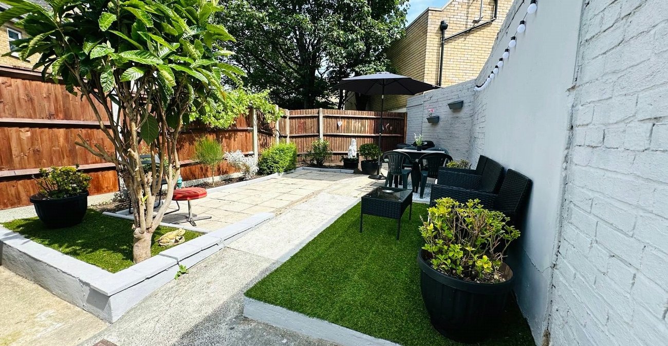 3 bedroom house for sale in London | Robinson Jackson